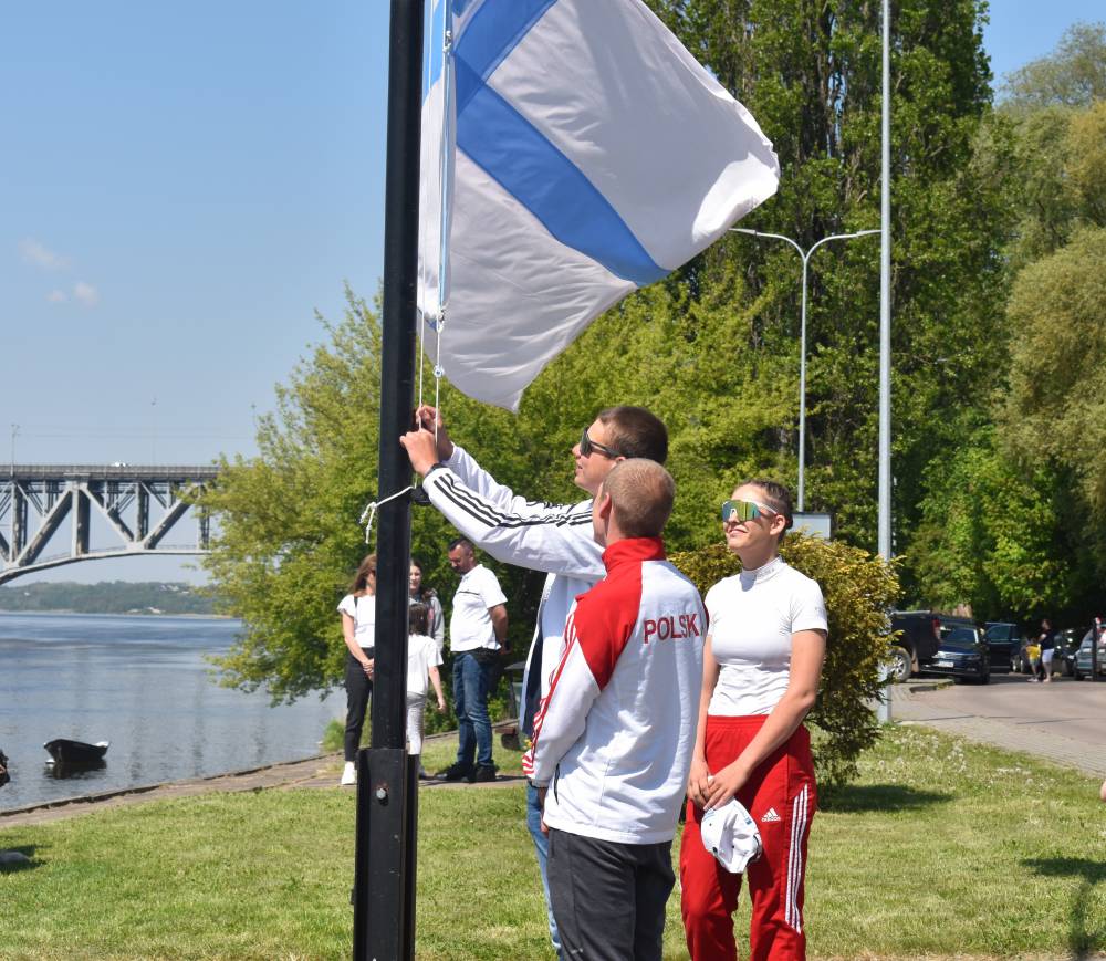 Symboliczne wciągnięcie bandery PTW na maszt przez członków PTW