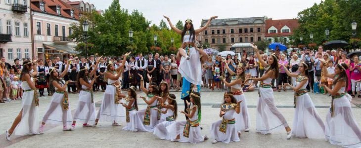 Prezentacja zespołów XI edycji Vistula Folk Festival przed ratuszem