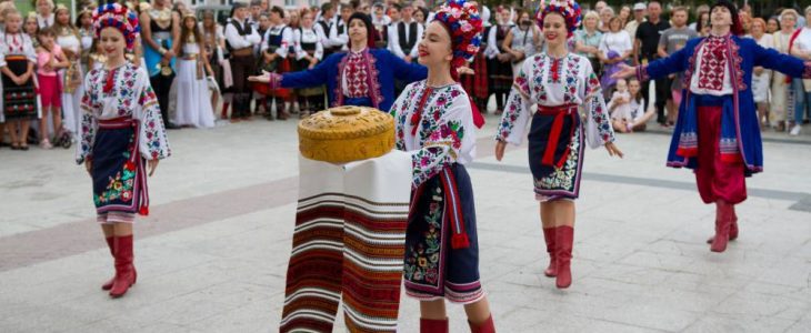 Powitanie zespołów XI edycji Vistula Folk Festival przed ratuszem