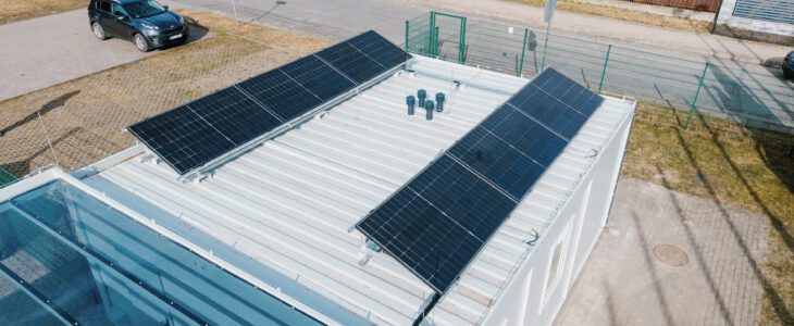 Nowe zaplecze sanitarno-socjalne w zabudowie kontenerowej z instalacją fotowoltaiczną