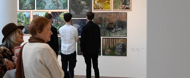 Zwiedzający oglądają obrazy w Płockiej Galerii Sztuki