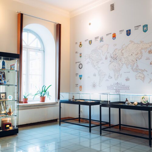 Ekspozycja pamiątek miast partnerskich