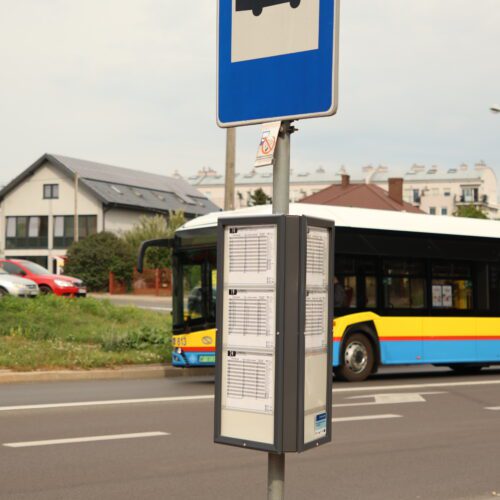 Nowe gabloty na płockich przystankach