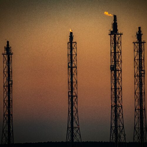 Intensywny płomień na pochodni Orlenu