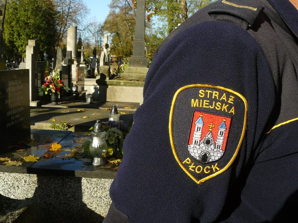 Strażnik miejski podczas patrolowania jednego z płockich cmentarzy - fot. archiwum S.M. Strażnik miejski podczas patrolowania jednego z płockich cmentarzy - fot. archiwum S.M.