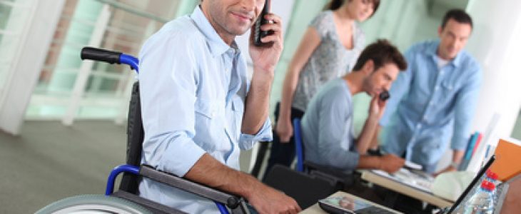 Osoba na wózku inwalidzkim pracuje jako telemarketer