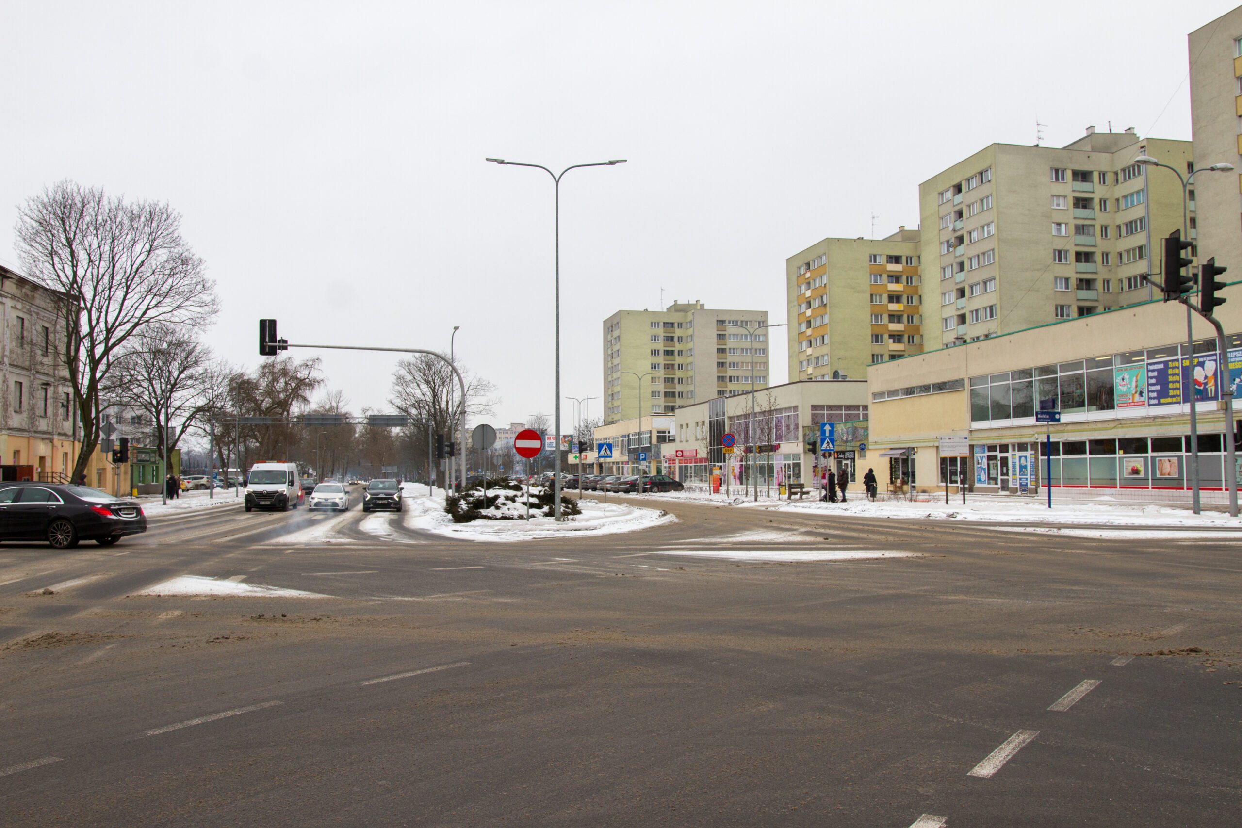 Wlot w Al. Kobylińskiego - zimowy widok z samochodami czekającymi na skrzyżowaniu na zmianę świateł